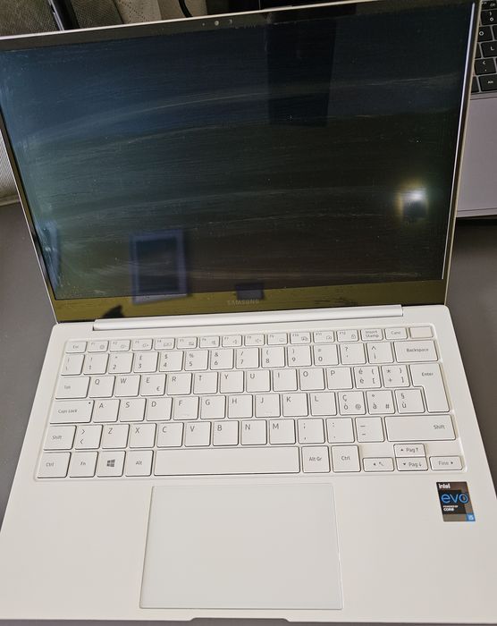 Galaxy book pro 13.3, i5 11th, 8gb, 512gb, 860gram