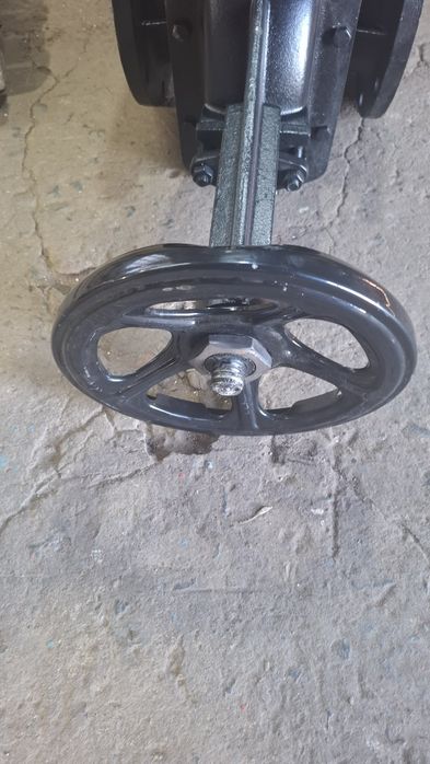 Продам.    флянцы, задвижки, отводы