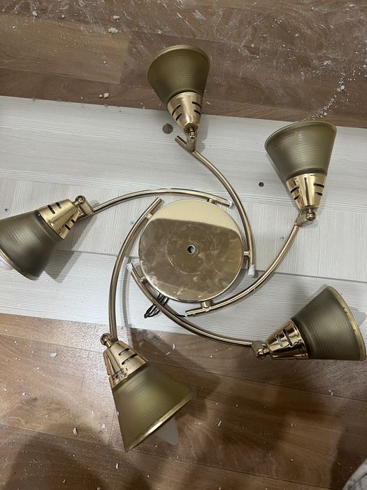 Продам люстру 1+1