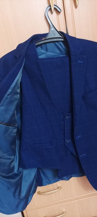 Продам классический костюм тройку