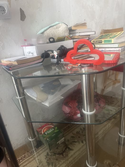 Стеклянный столик под телевизор