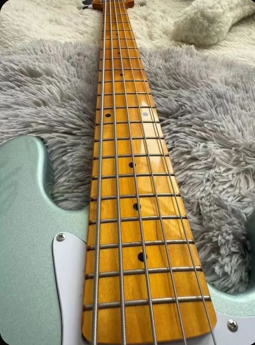 Бас гитара 5 струнная Фендер