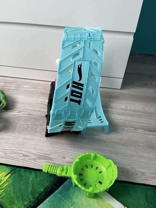 Hot Wheels Monster Truck - Светеща писта Епичен лупинг