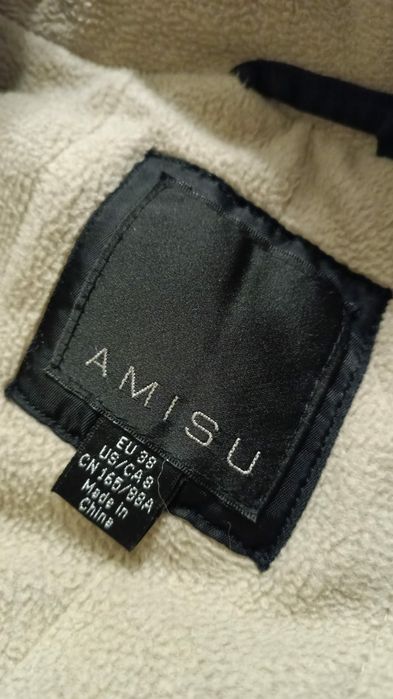 Продам куртки для девочек.