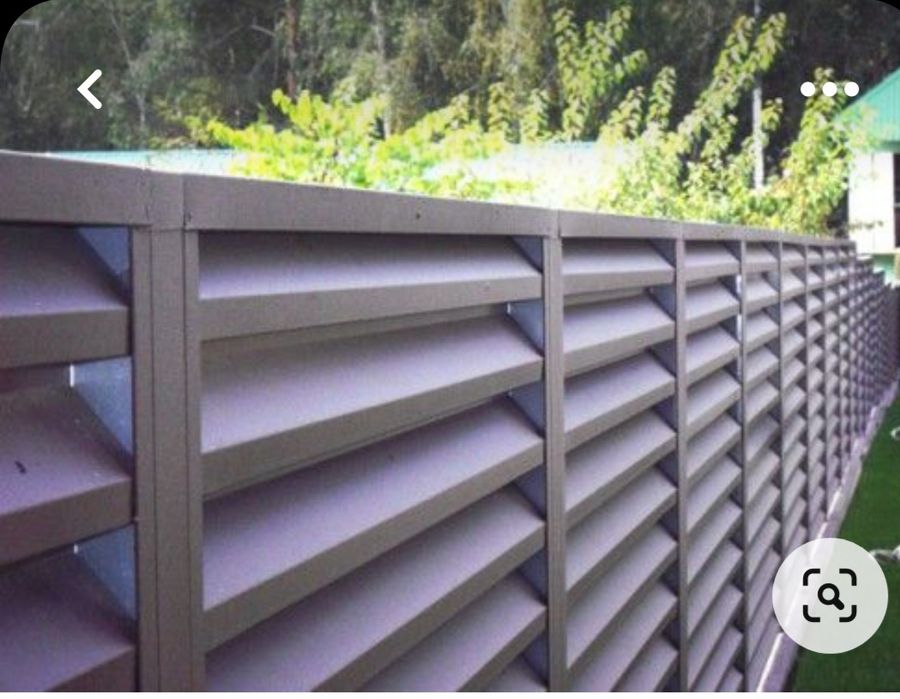 Современные заборы жалюзи для частных домов.