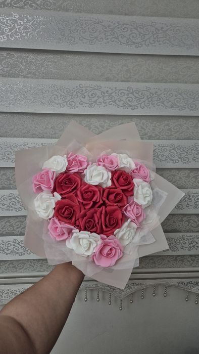 Ръчно изработени рози от сатен и фоам