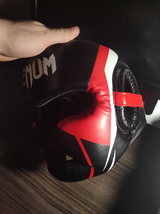 Продам срочно,боксерские перчатки и каску