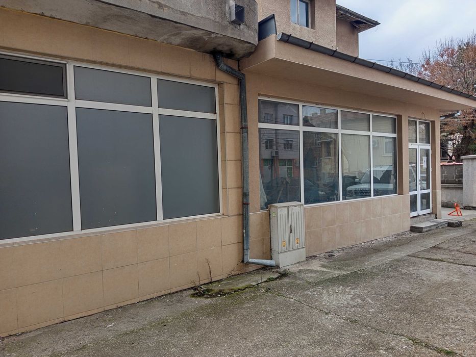 Продавам партерни търговски помещения