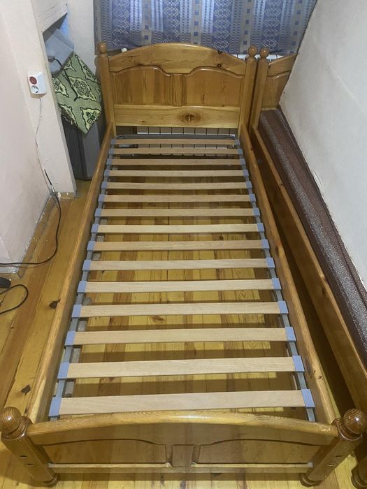 Единични легла и стенна закачалка