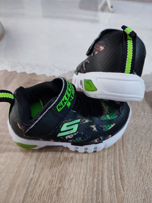 Vând pantofi sport Skechers baby