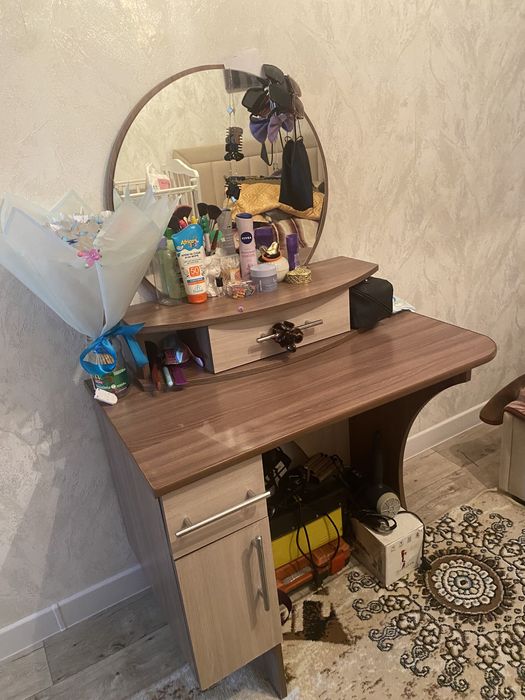 Продам туалетный столик