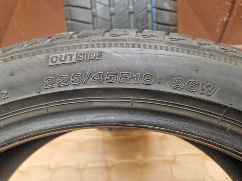 2 Bridgestone R19 225/45
летни гуми 
DOT1419