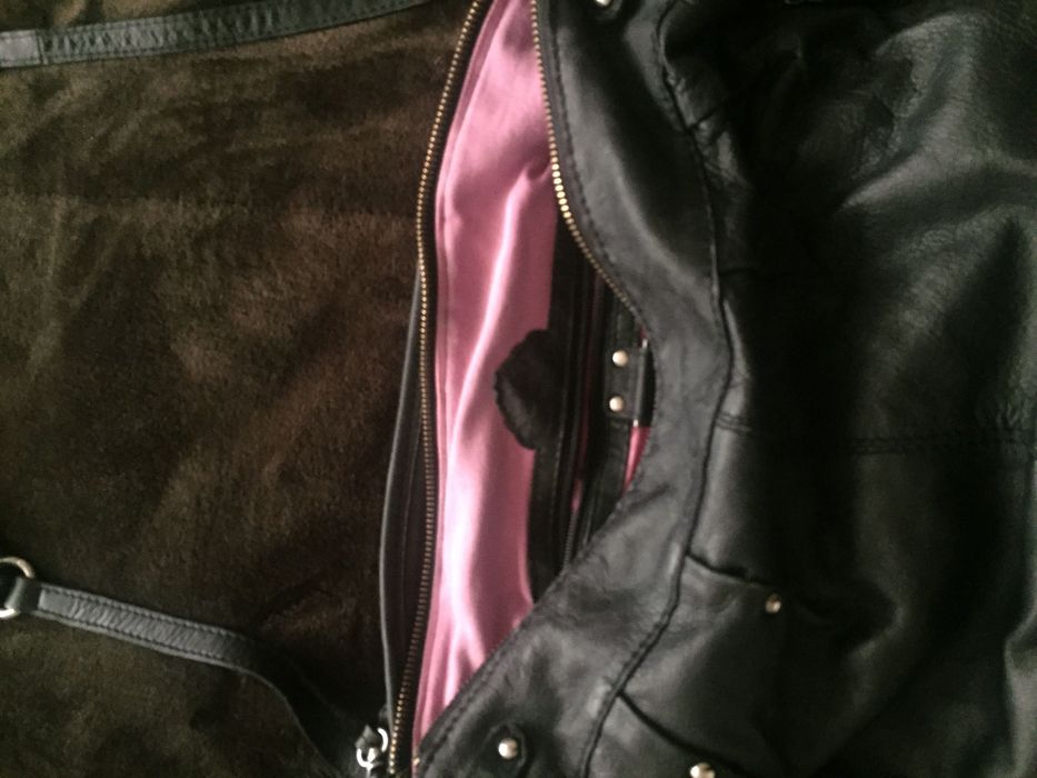 Дамска чанта естествена кожа Fornarina, от вътре е в розов цвят