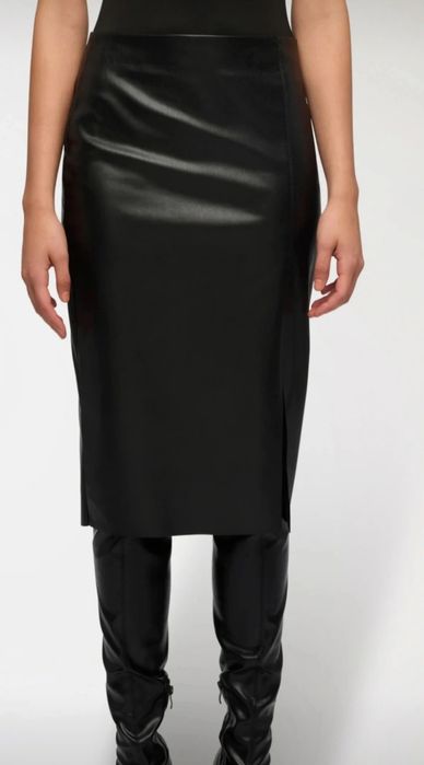 Fusta piele neagra cu slit