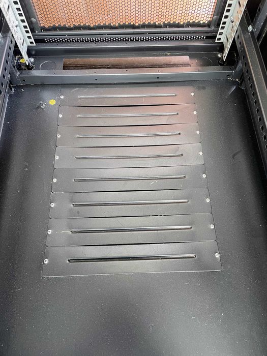 Комуникационен/Сървърен шкаф 42U 600x1000 (TOTEN, Черен) в пълна окомплектовка с крачета + 2 броя ключове (доставя се сглобен)