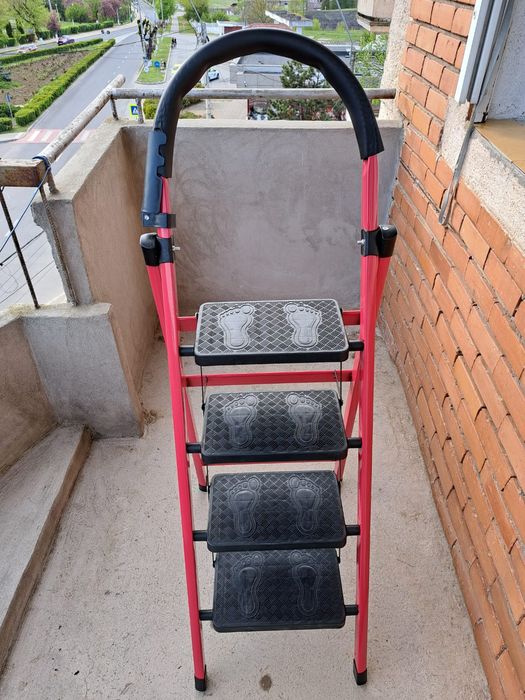 VÎND  scară pliabilă nouă  ,nefolosită  în  cutie