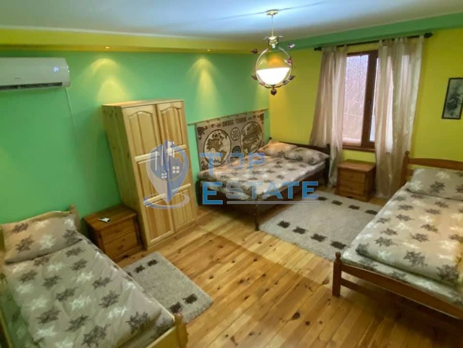 Функционираща къща за гости с басейн и панорамна гледка в село Кисьов