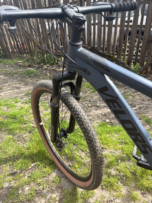 Vând bicicletă Velors, stare bună, ideală pentru plimbări și trasee ușoare.