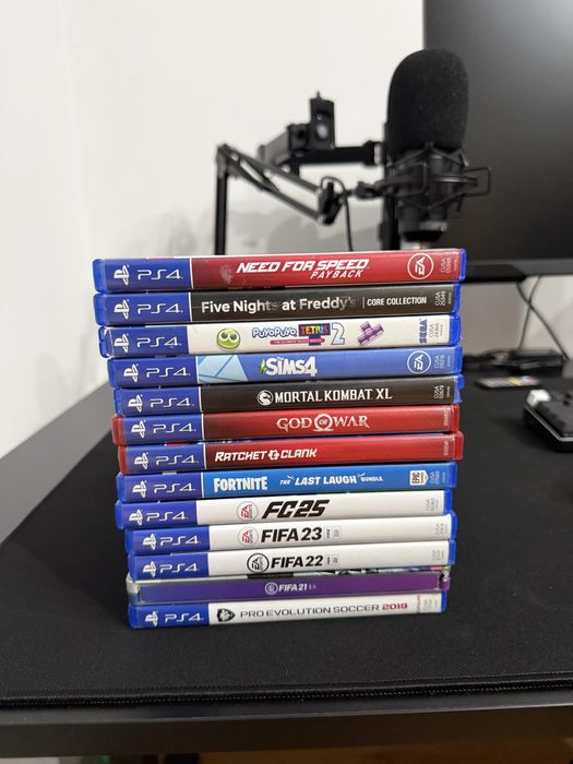 Vand Ps4 slim de 1tb memorie cu 2 manete si 13 jocuri