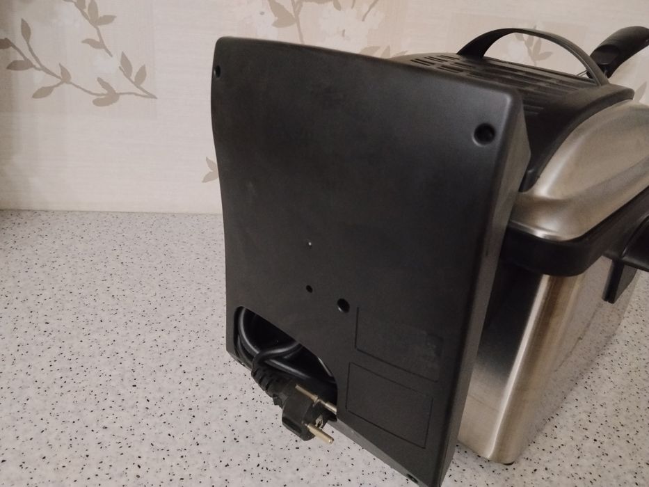 Продам фритюрницу Philips HD6161