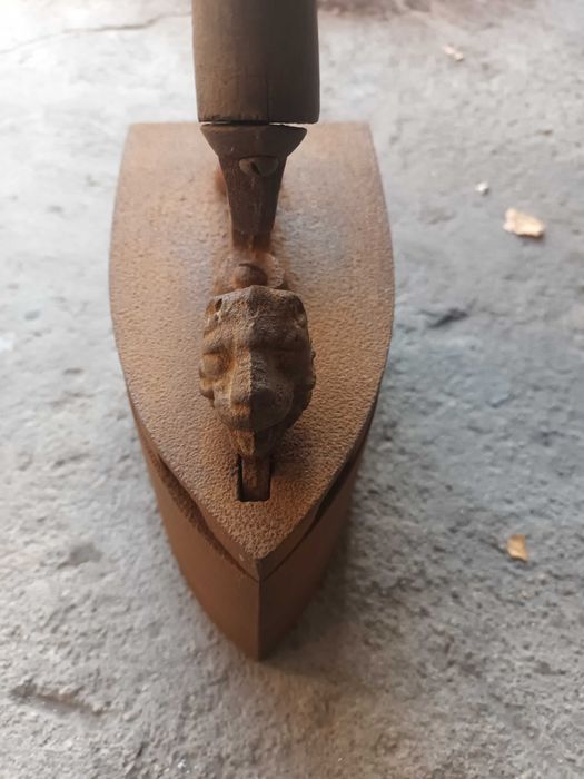 Продавам 100 годишна ютия, която е работила със жар!