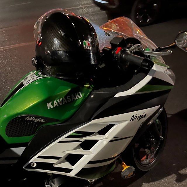 Motosikil sotiladi kawasaki ninja 400 cc