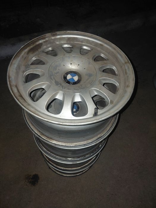 Продам диски  на БМВ  радиус 15 оригинал