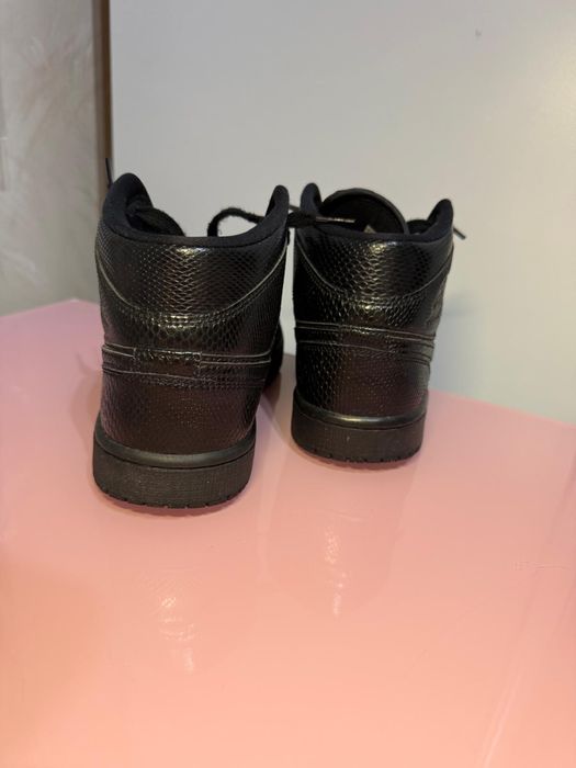 Vand adidasi Air Jordan 1 Mid ,,Black Snakeskin”