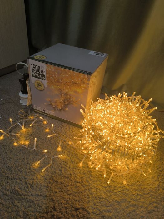 Instalație cu lumină caldă (1500 led-uri - 30 m)