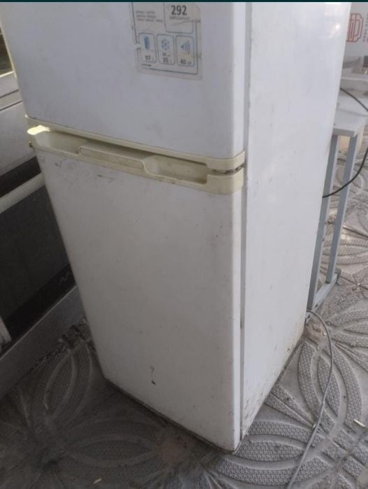 Холодильник с морозильной камерой