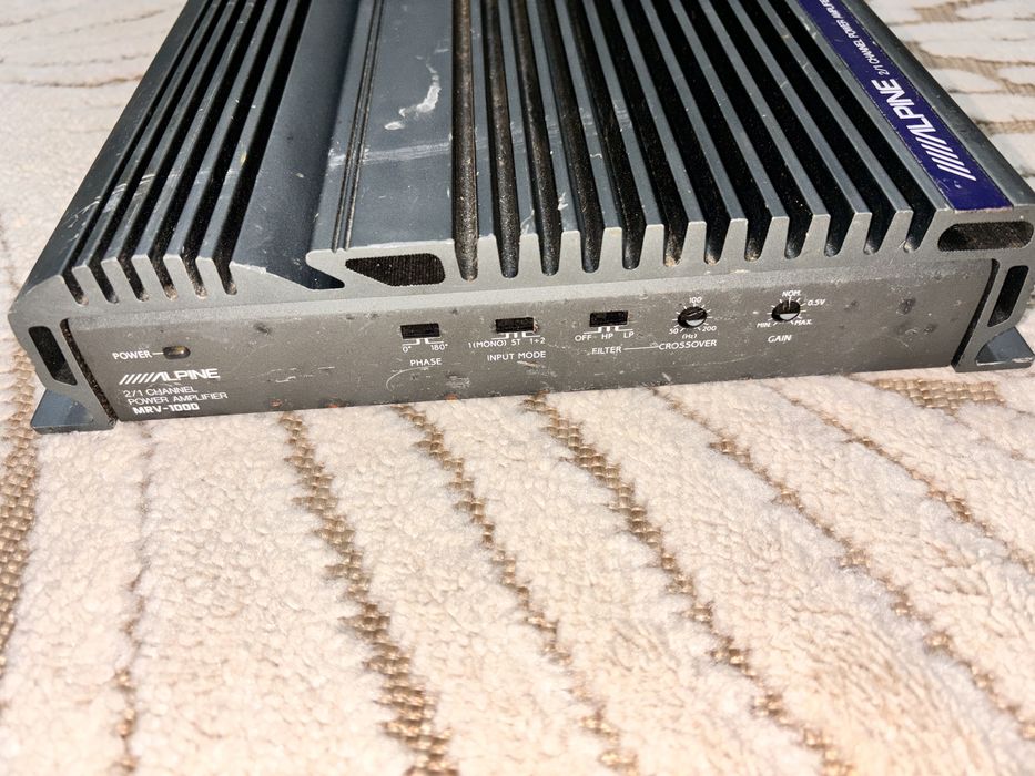 Amplificator auto produs de Alpine, modelul MRV-1000.