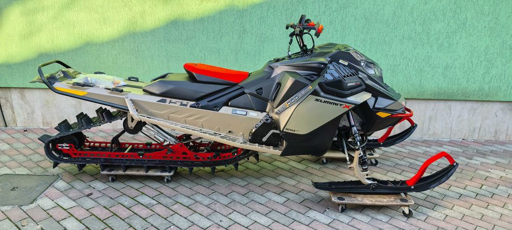 Snowmobil Ski Doo Summit X 850  Turbo  121 mile !!!
