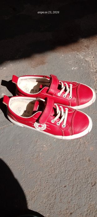 Отдам бесплатно детские кеды