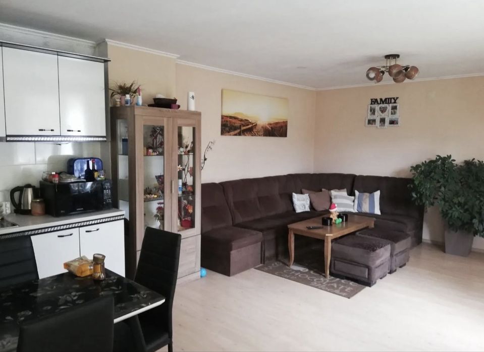 Къща с два двора и гараж готова за живеене