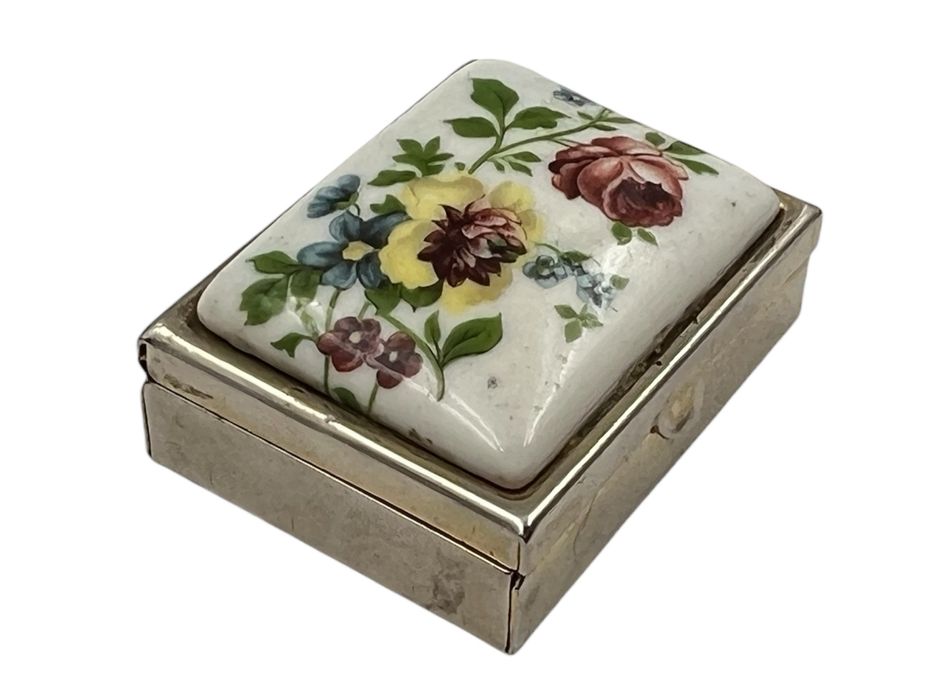 Стари метални кутийки различни форми и модификации