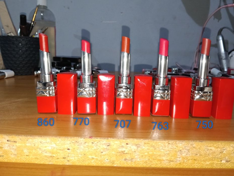 Продава червила гланцове на Диор!