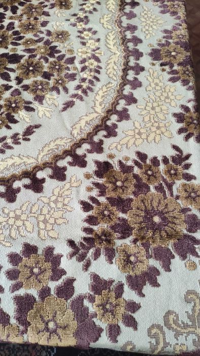 Тежка покривка с релефни плюшени цветя