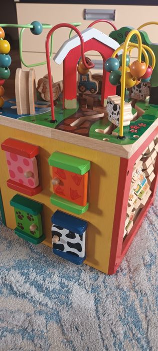 Дървен интерактивен куб