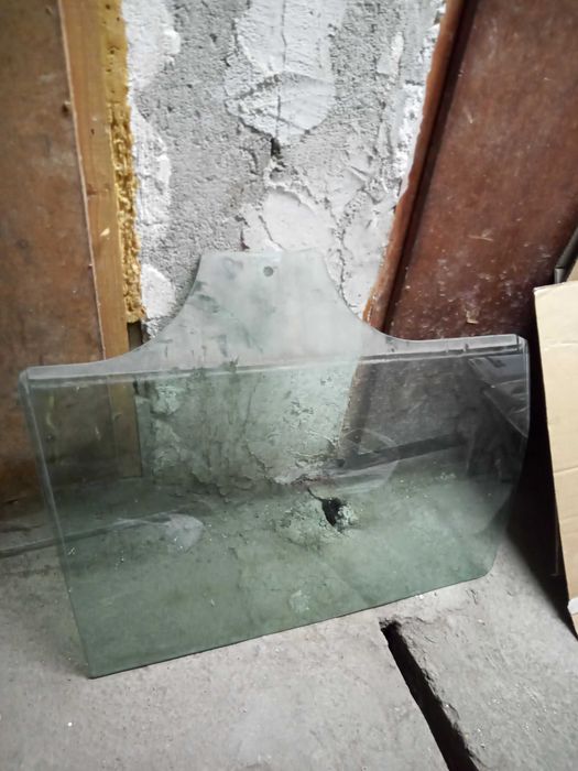 Стъкло за задна дясна врата на пасат б5.5 комби