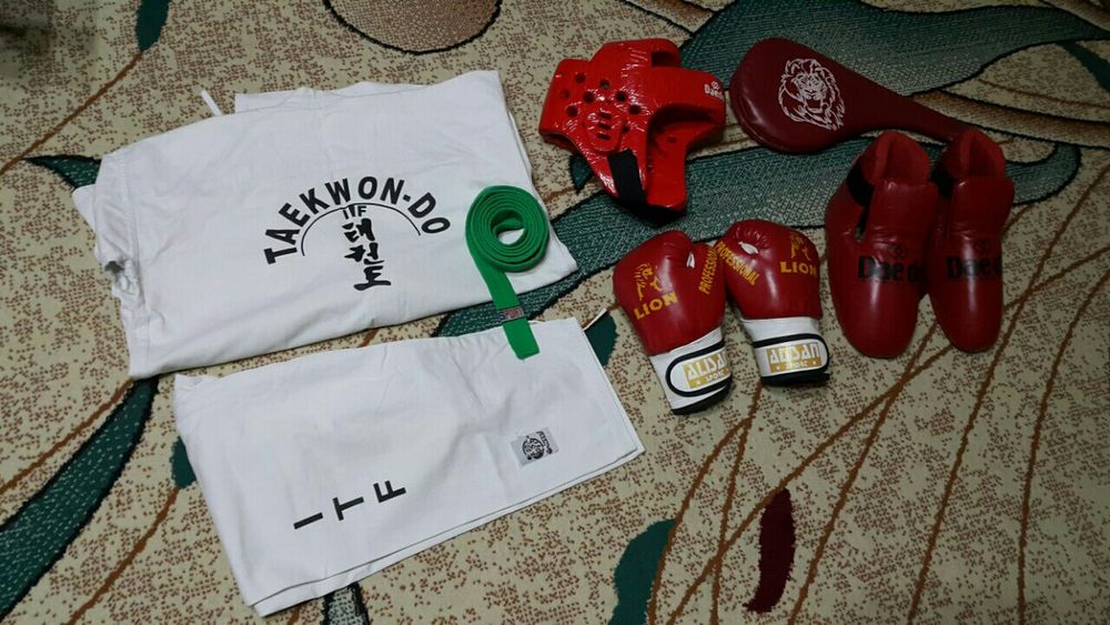 KARATE Komplekt.. { Kimano + Shlem + Perchatka + Aksesuar }. OPTOM