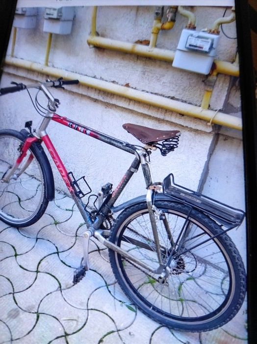 Vind patru biciclete doua au cadru din carbon