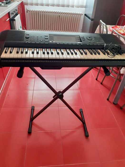 Orgă Yahama cu stativ