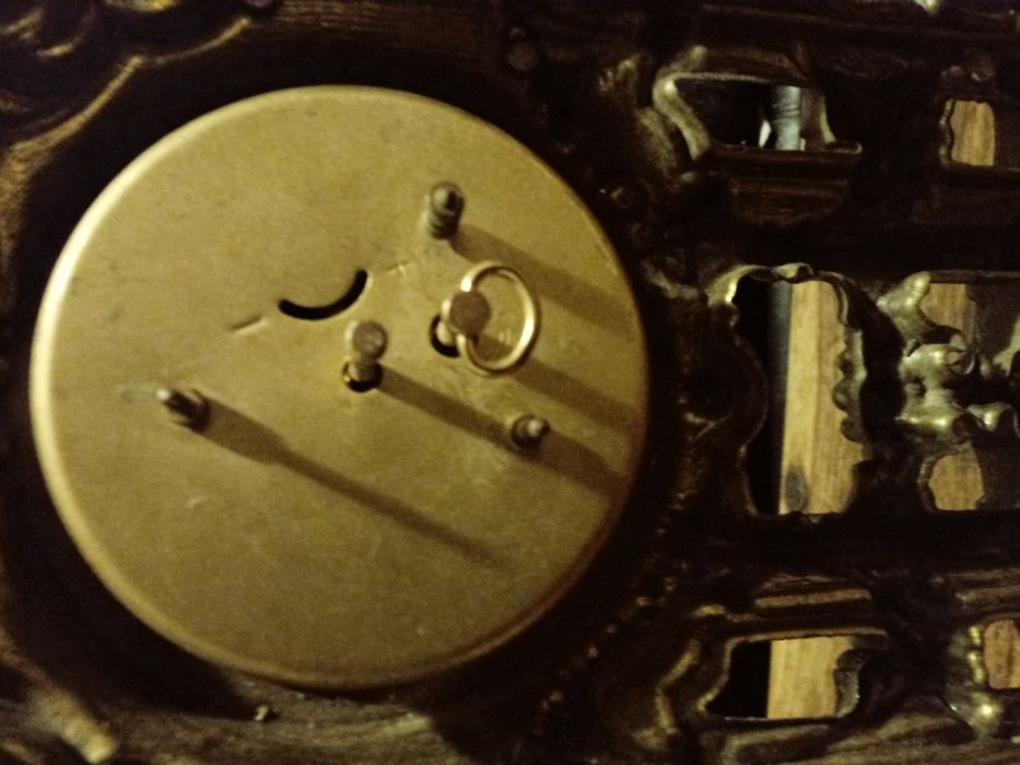 Часовник от месинг работи перфектен