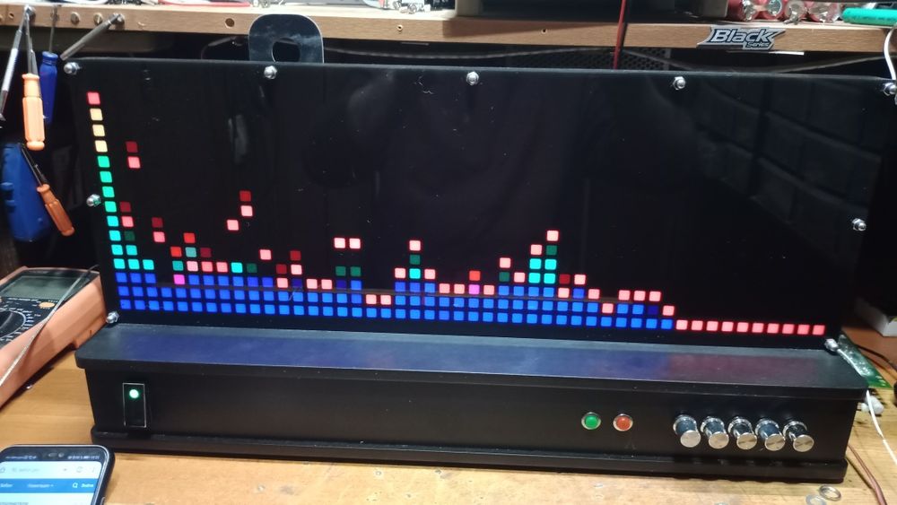 Усилитель D класса с спектро анализатором.