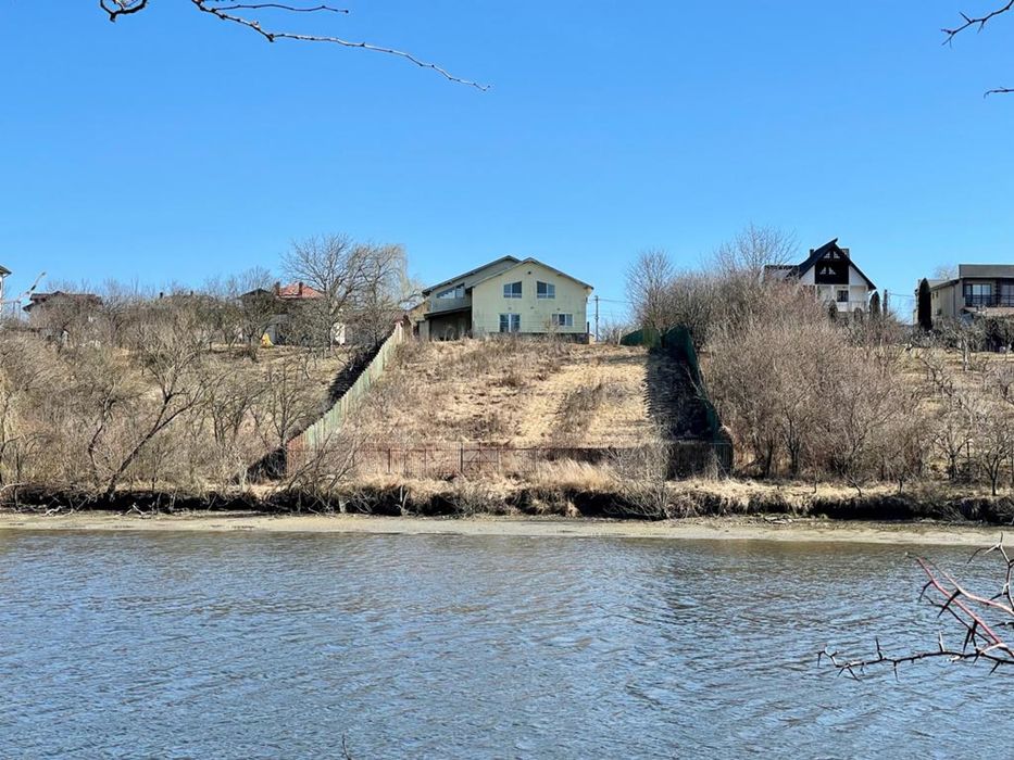 Teren Branesti cu deschidere la lac aproape de padure