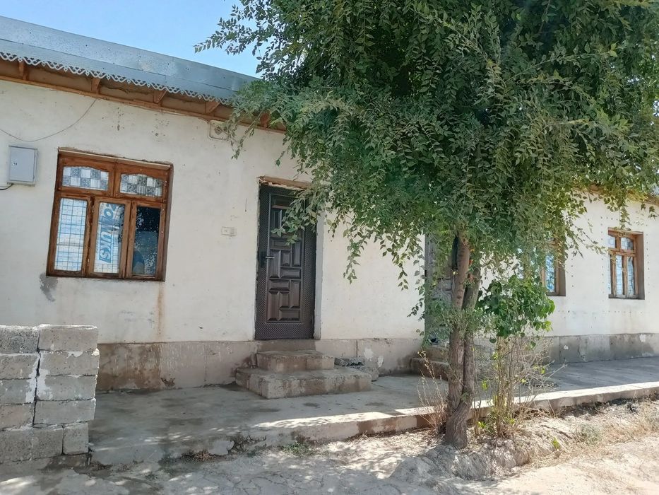 Uy sotiladi 2 xonali yer maydoni 7 sotix