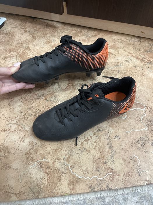 Бутсы в отличном состоянии 35 размера. Одевали пару раз