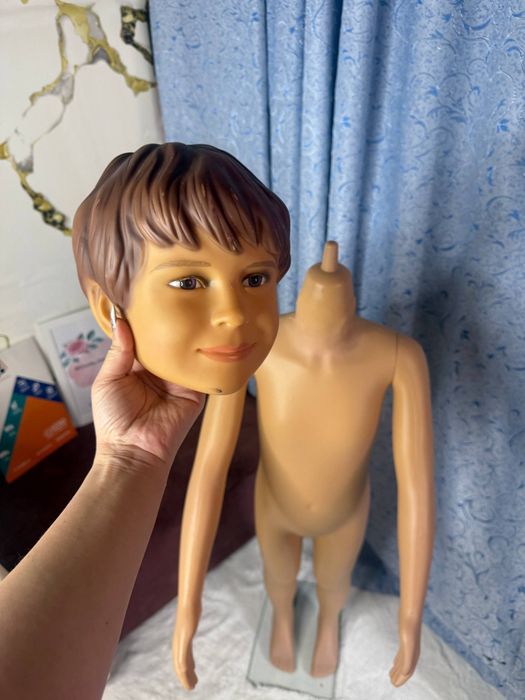Maniken sotilladi 7.8 yosh biznes uchun