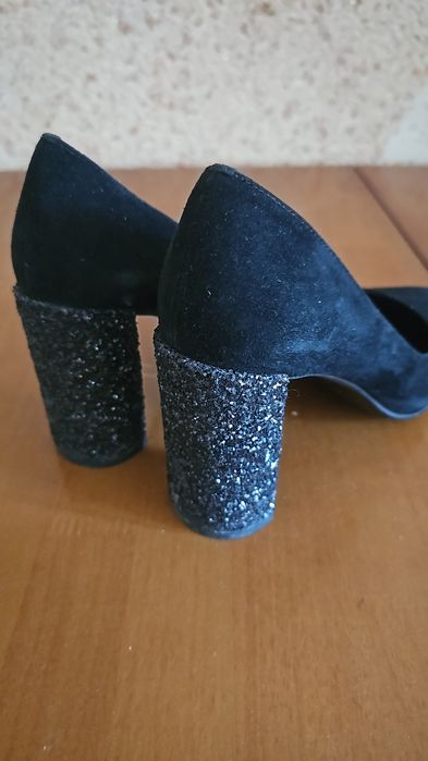 Платье и туфли очень красивые