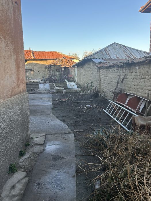 Продавам къща с двор